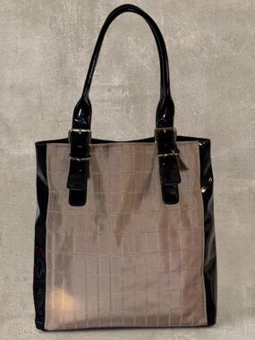 Classic Two-Tone Tote Bag in Beige and Black